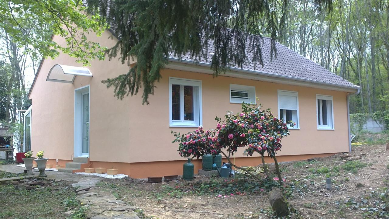 17-On baisse les volets dans une chambre