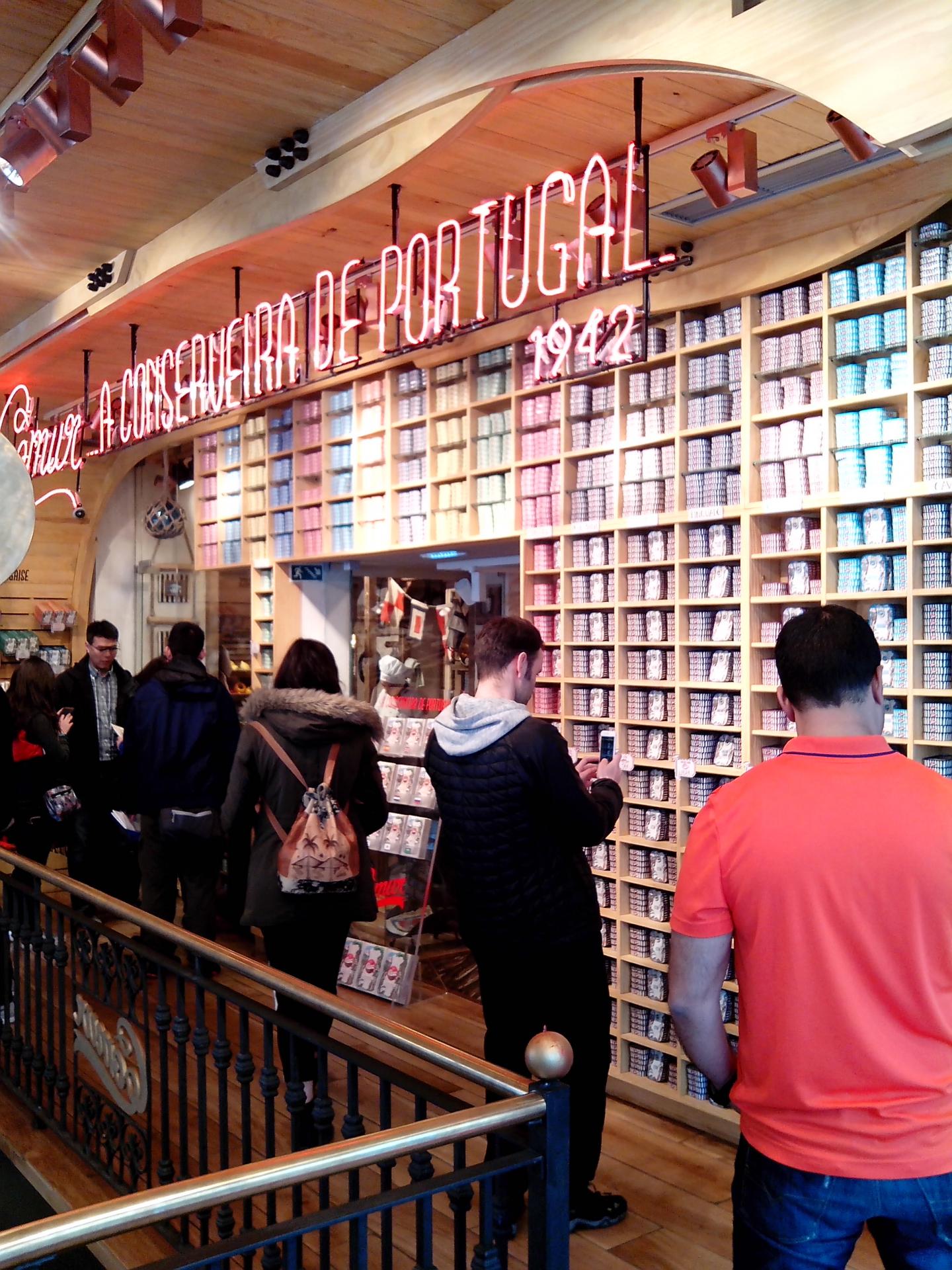 37-Des magasins entiers de sardines