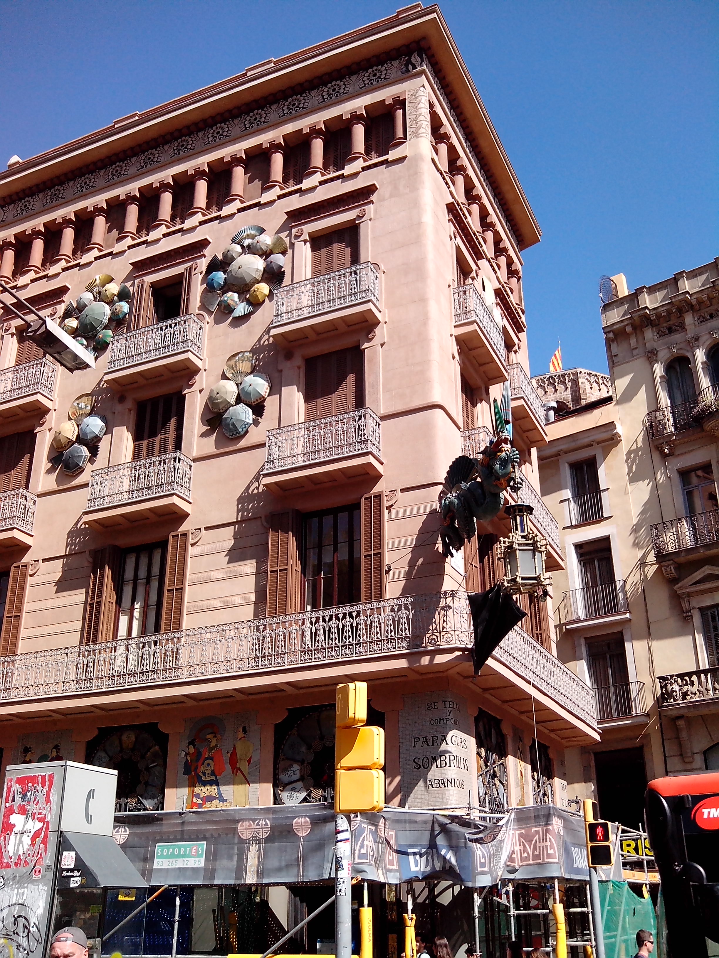 91-Sur la rambla Magasin de parapluie